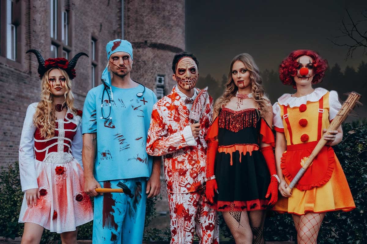 Zwei MÃ¤nner und 3 Frauen in Halloween-KostÃ¼men