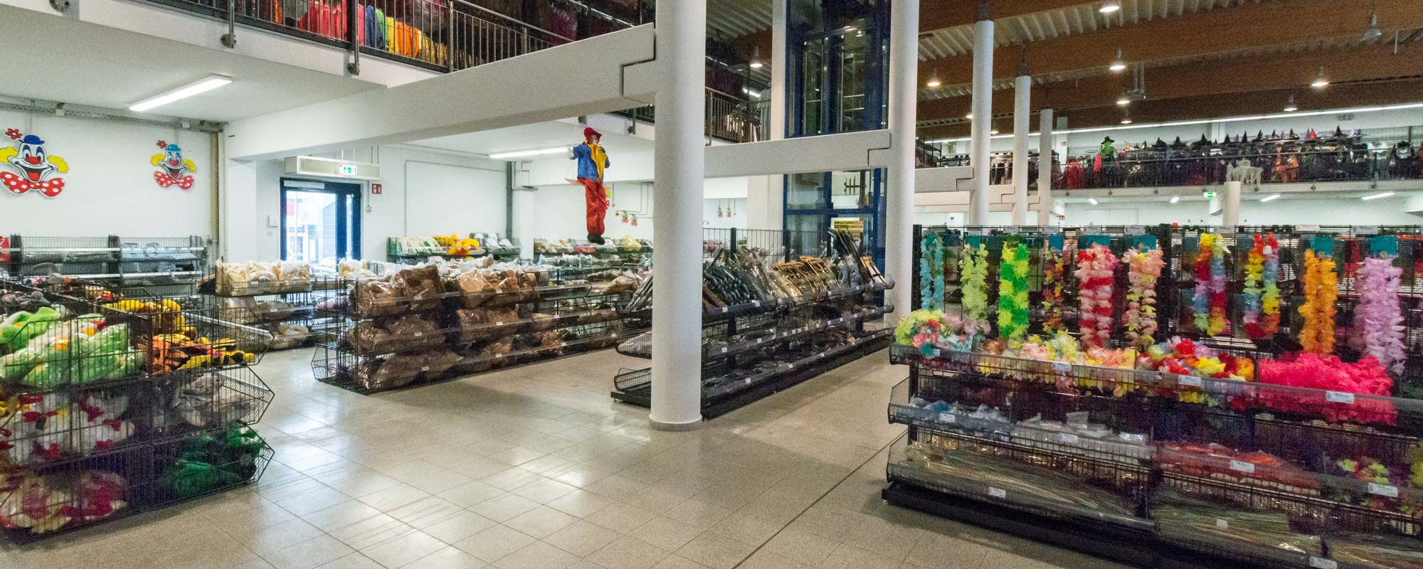 Deiters KostÃ¼mladen in Wiesbaden Innenansicht Accessoires