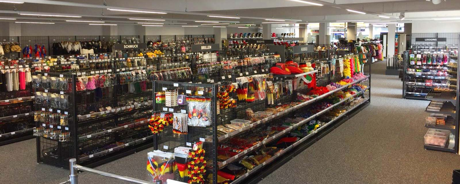 Deiters KostÃ¼mladen in Trier Innenansicht Accessoires