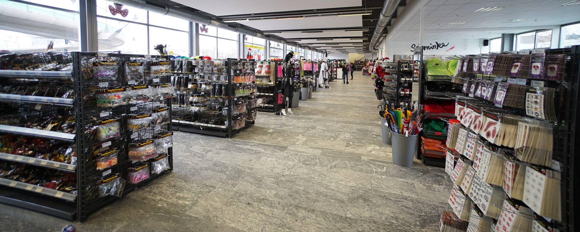 Deiters KostÃ¼mladen in DÃ¼sseldorf Innenansicht Accessoires