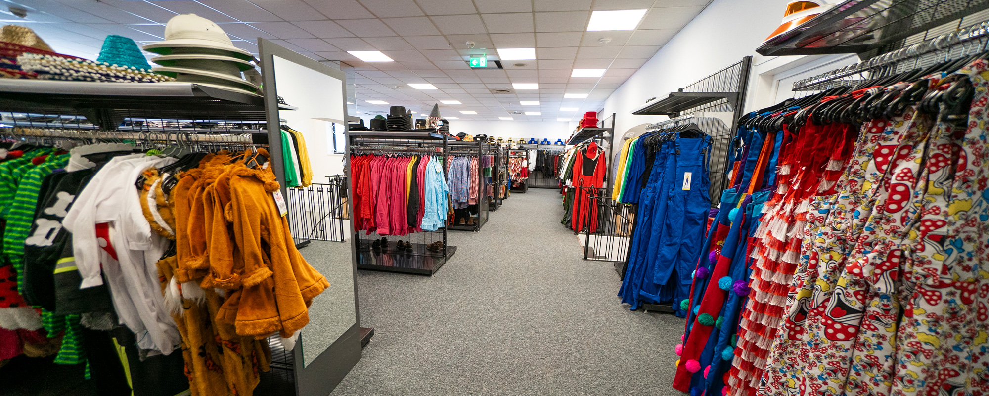 Deiters KostÃ¼mladen in Siegburg Innenansicht Latzhosen & Hemden