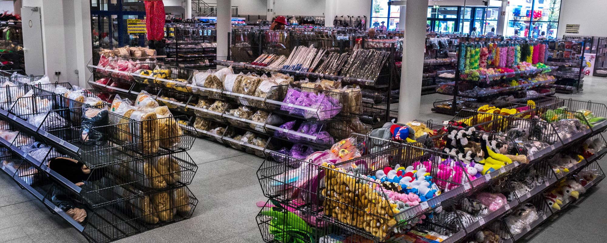 Deiters KostÃ¼mladen in Wiesbaden Innenansicht Accessoires