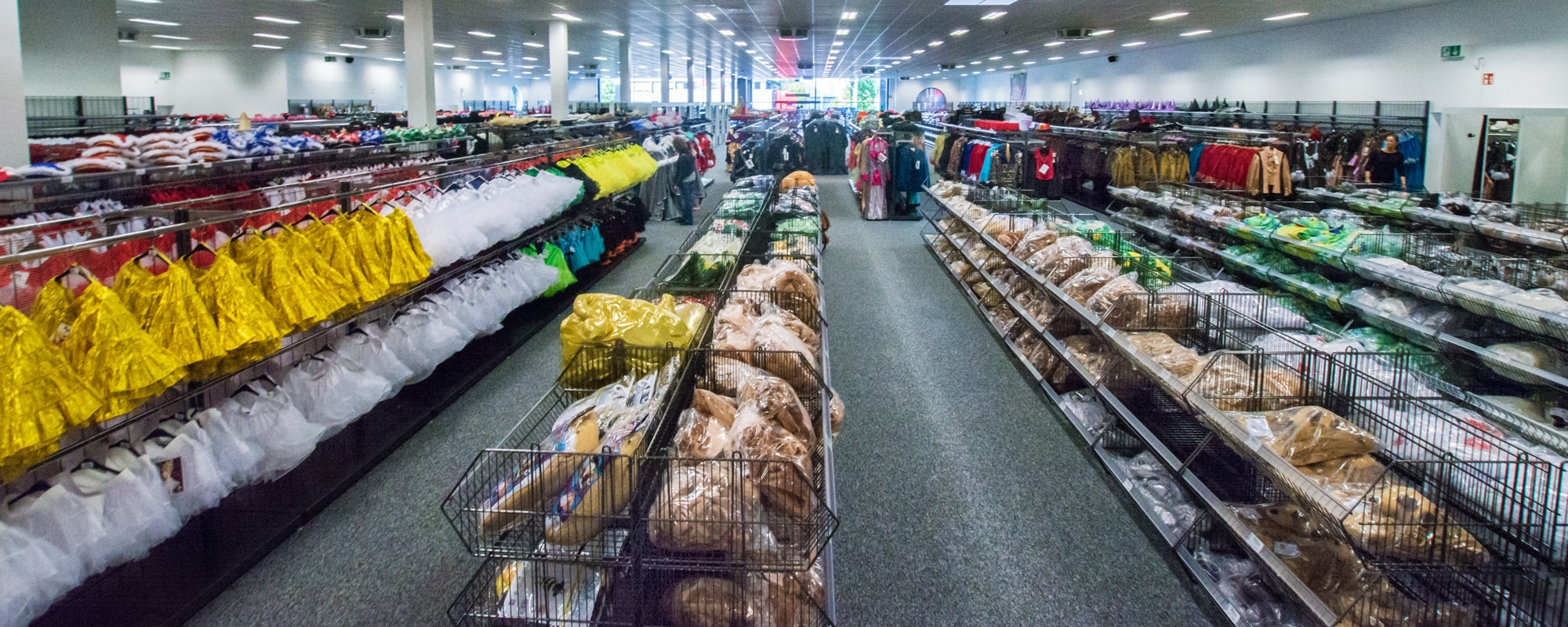 Deiters KostÃ¼mgeschÃ¤ft in MÃ¼lheim-KÃ¤rlich Innenansicht PlÃ¼schkostÃ¼me & Petticoats