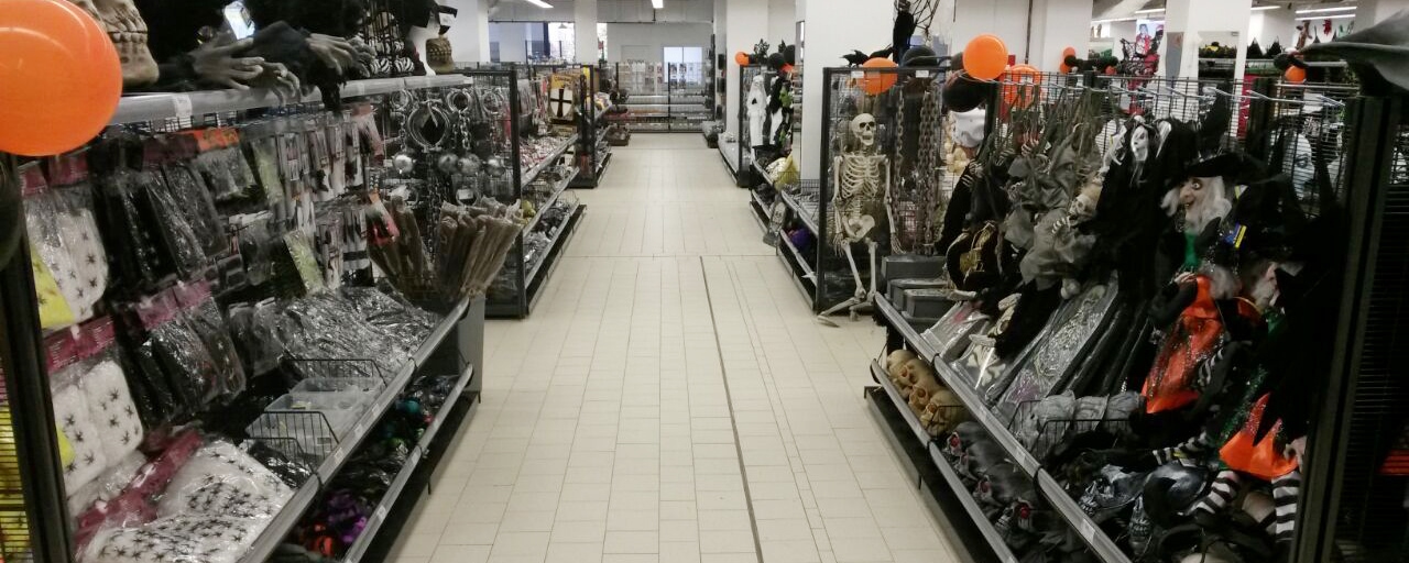 Deiters KostÃ¼mgeschÃ¤ft in Berlin Innenansicht Halloweendeko