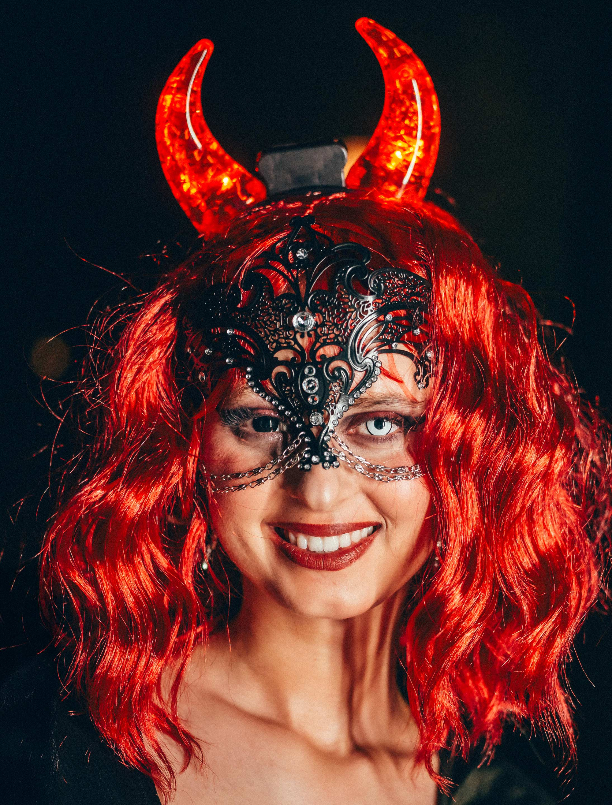 Maske Metall mit Strass und Ketten